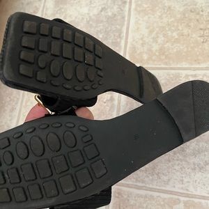 Size 7 I got these in shein Very comfy and simple for any occasion.